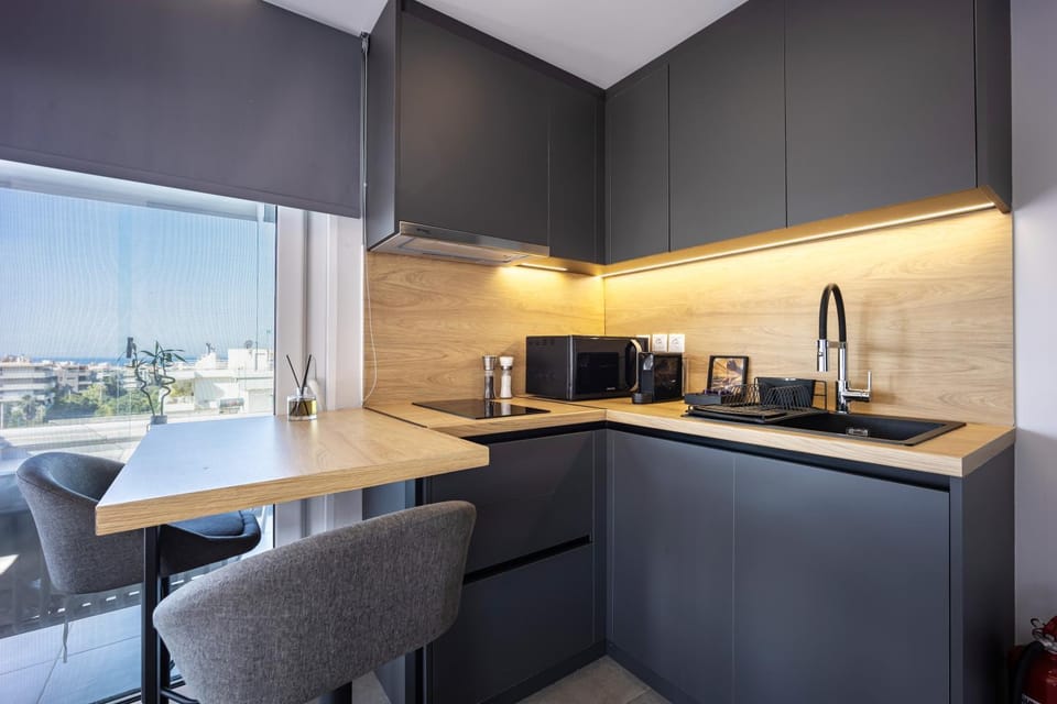 Coffee/tea facilities, Kitchen or kitchenette, Dining area, oven, stove, toaster