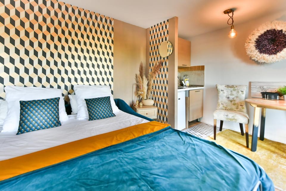 Bed, Kitchen or kitchenette, Seating area, Dining area