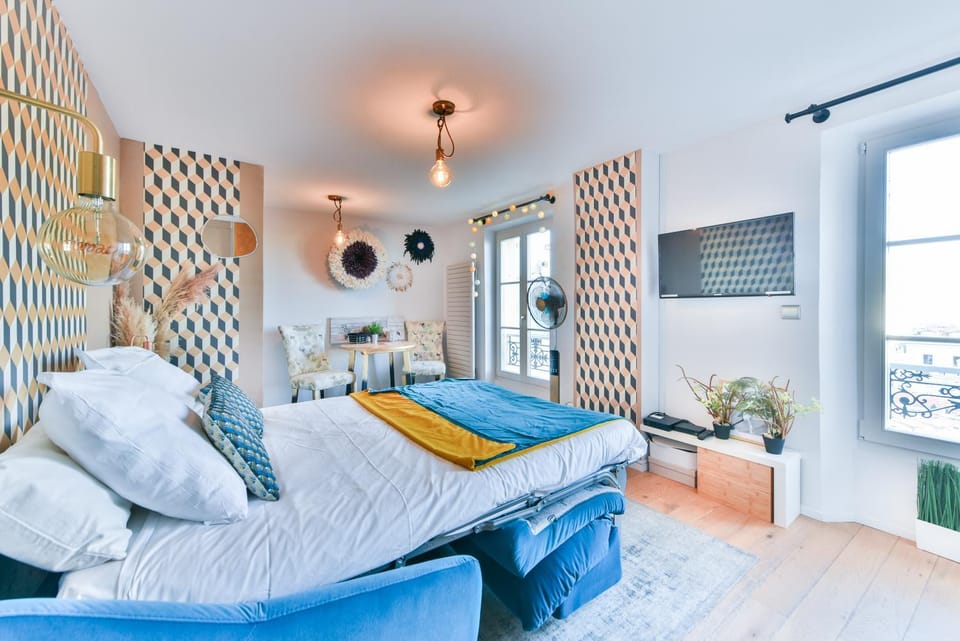 Bed, TV and multimedia, Living room, Photo of the whole room, Seating area, Bedroom