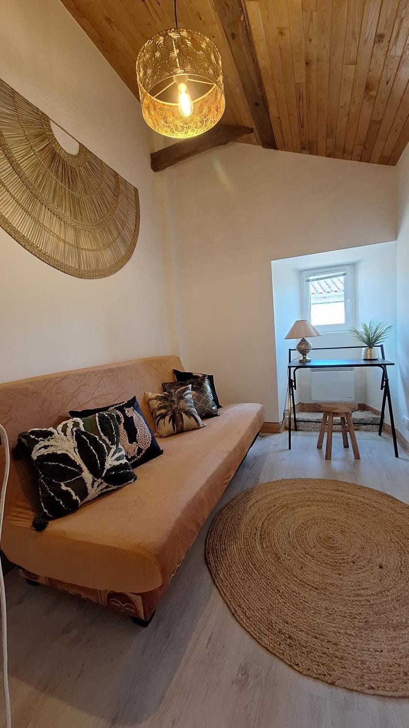 Photo of the whole room, Seating area, Bedroom