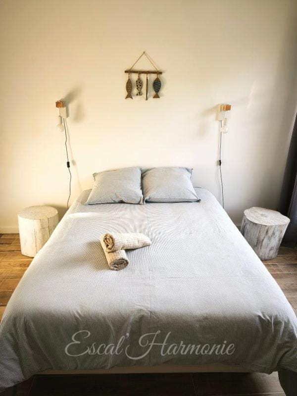 Bed, Bedroom, towels
