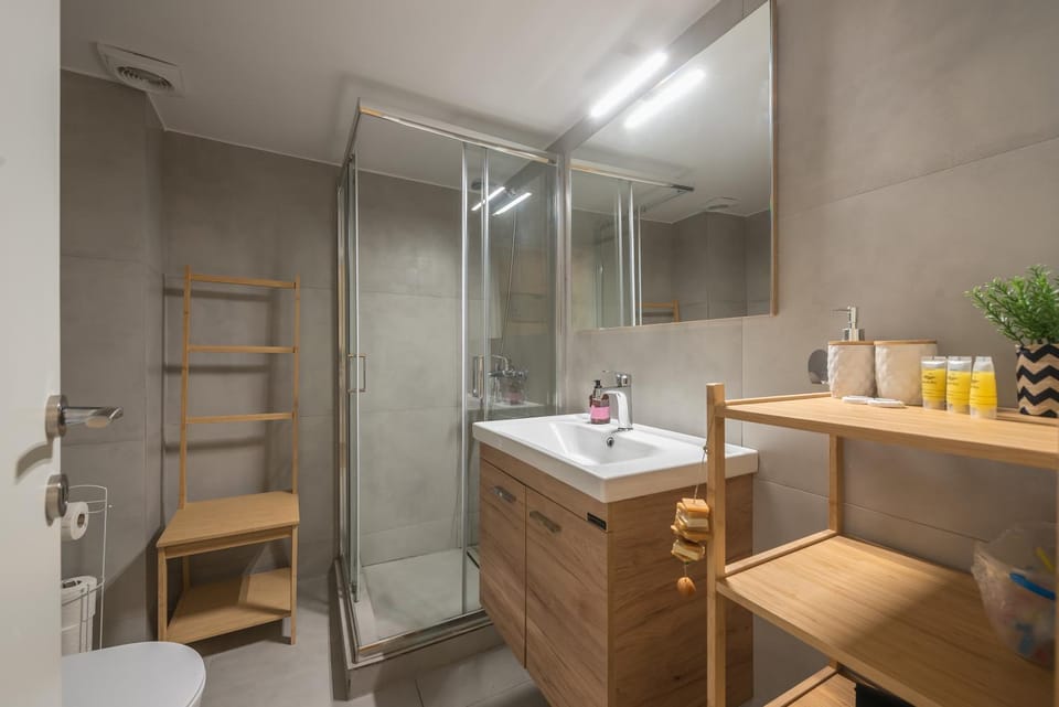 Shower, Toilet, Bathroom, towels