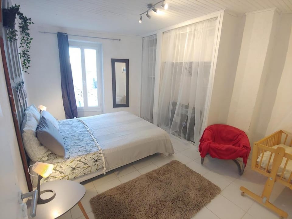 Petite Maison en face de la Tour Luma, 2 chambres House in Arles