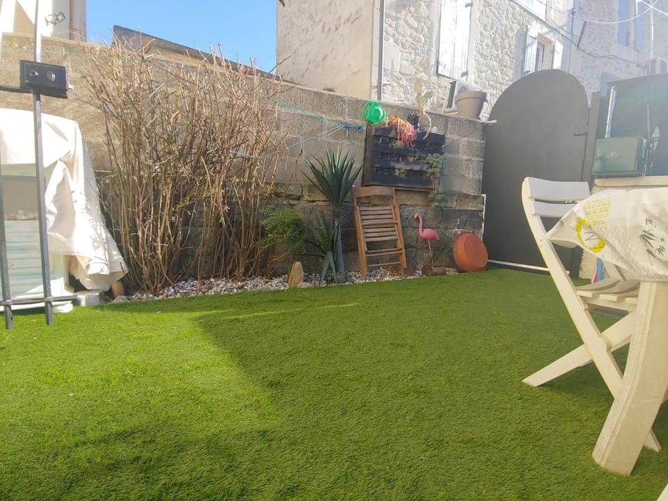 Petite Maison en face de la Tour Luma, 2 chambres House in Arles