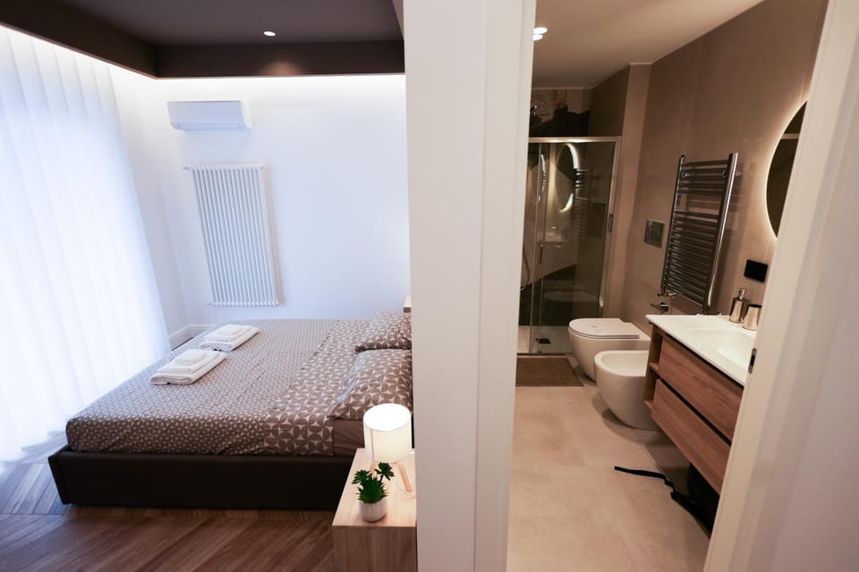Shower, Toilet, Bed, Bathroom, Photo of the whole room, Bedroom, towels