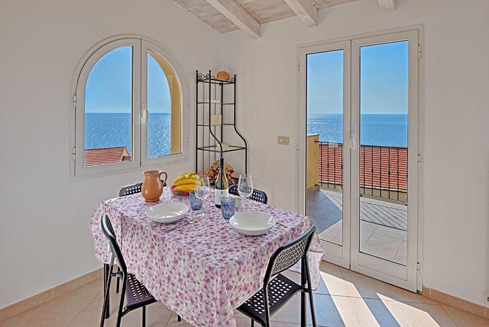 Natural landscape, View (from property/room), Balcony/Terrace, Dining area, Sea view