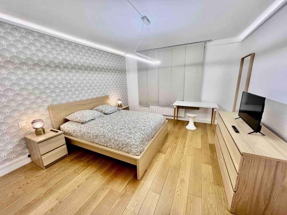 Bed, TV and multimedia, Photo of the whole room, Bedroom