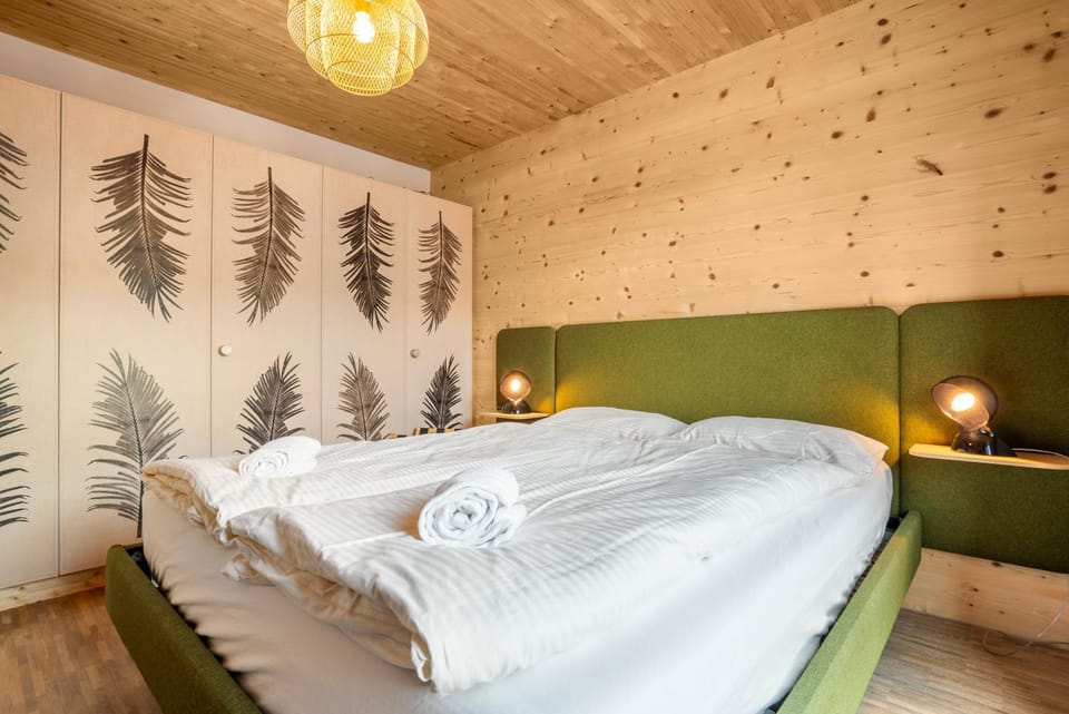 Bed, Photo of the whole room, towels