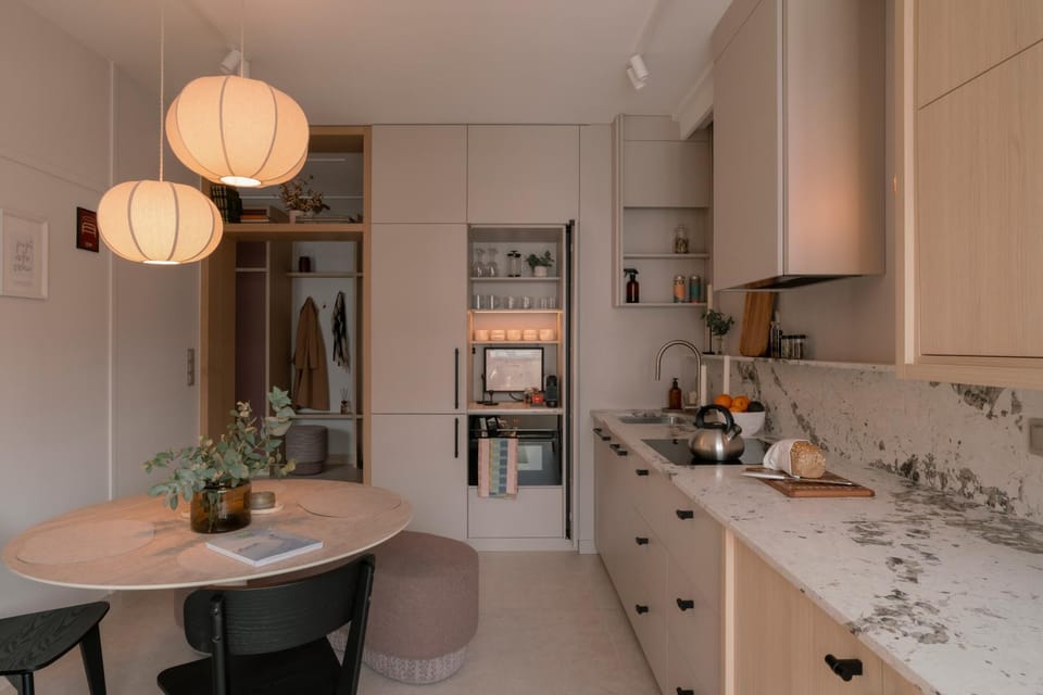 Coffee/tea facilities, Kitchen or kitchenette, Dining area, stove, kitchen