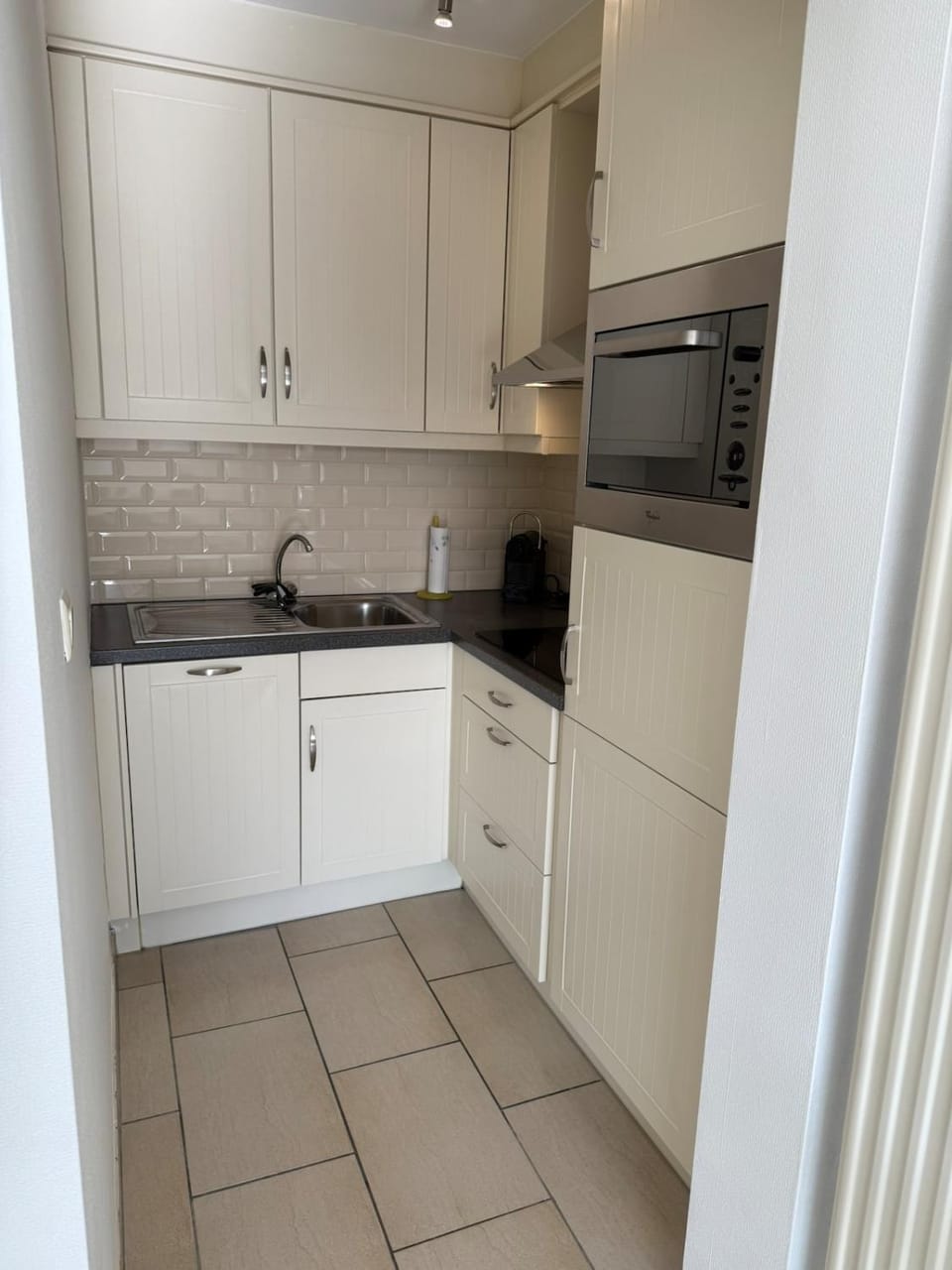 Kitchen or kitchenette, dishwasher, stove