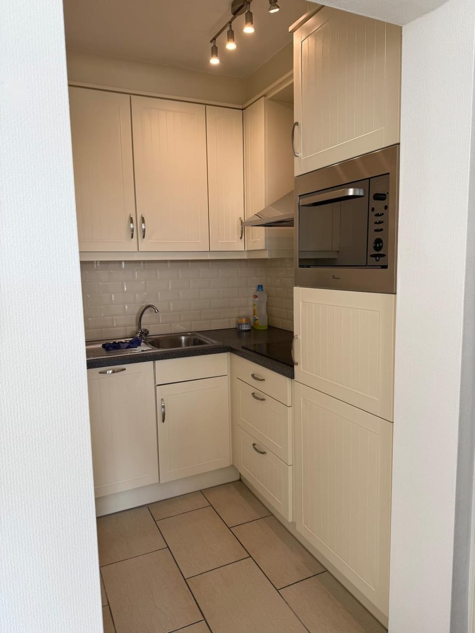 Kitchen or kitchenette, dishwasher, stove