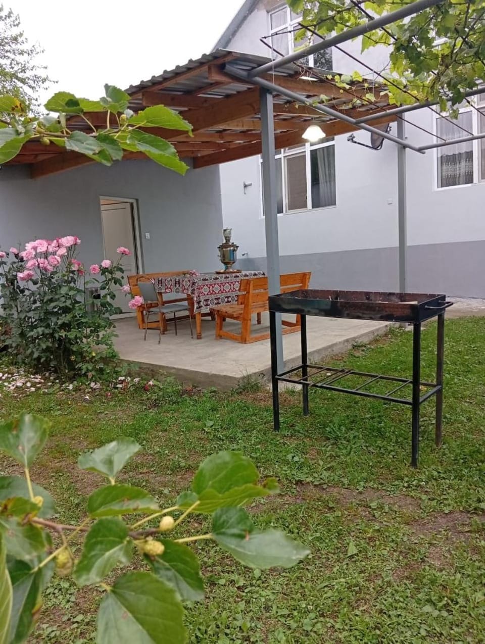 Property building, Patio, Spring, Day, Garden, Dining area, Garden view