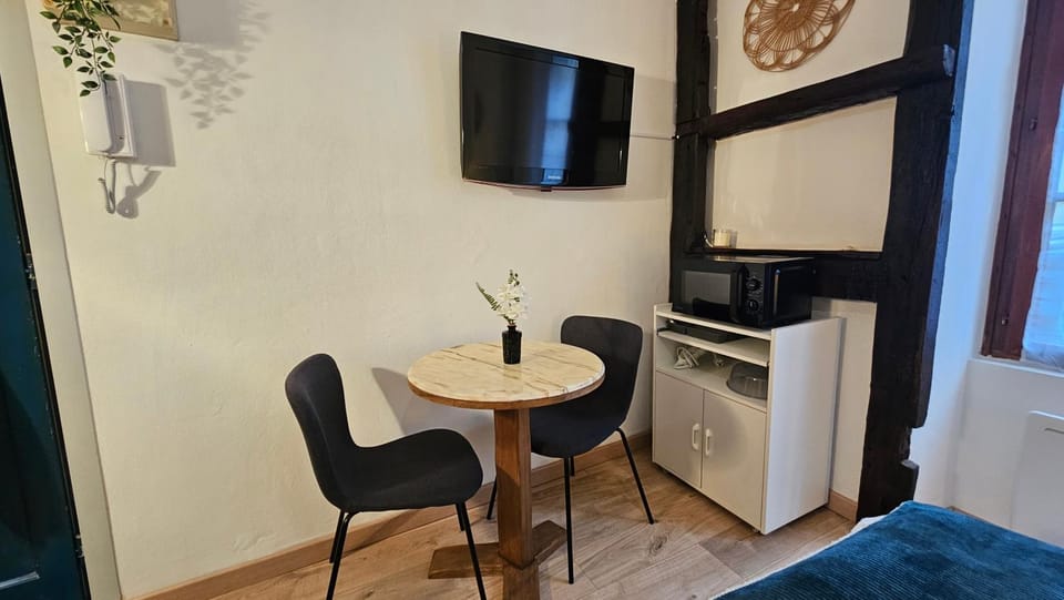 TV and multimedia, Seating area, Dining area, oven
