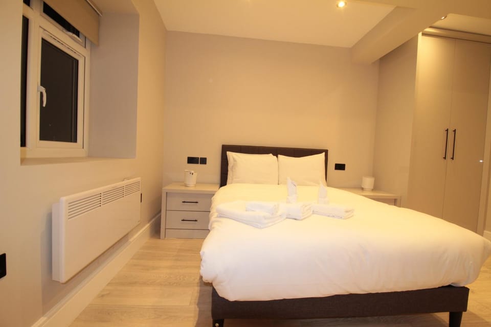 Fantastic two bed Flat With Free Private Parking in Acton Apartment in London Borough of Ealing