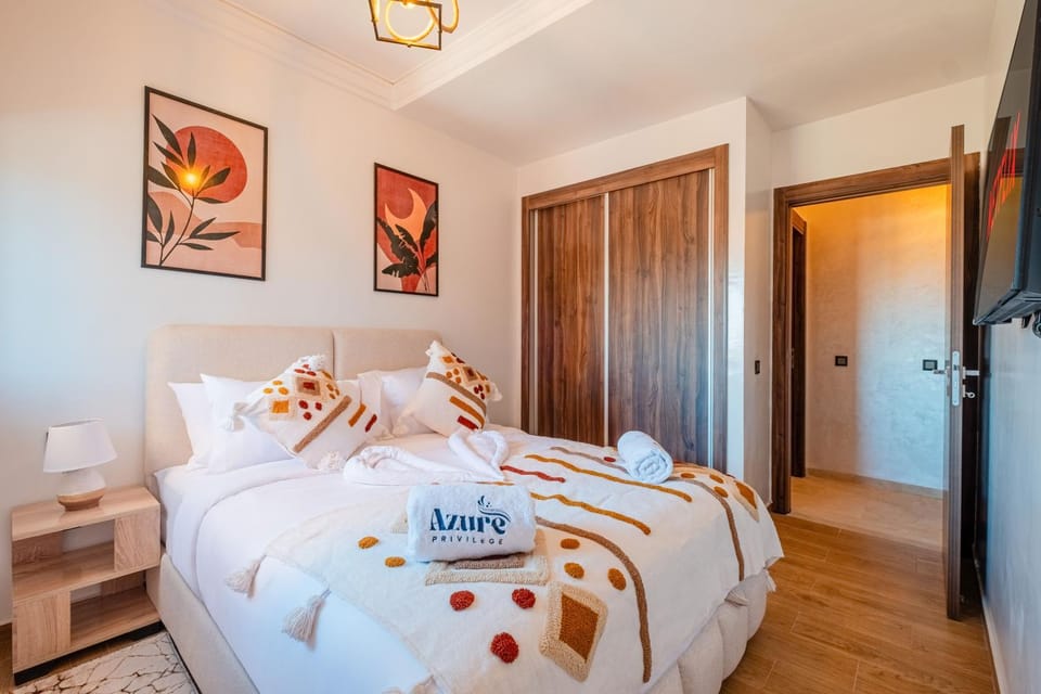 Bed, Photo of the whole room, Bedroom, towels, wardrobe