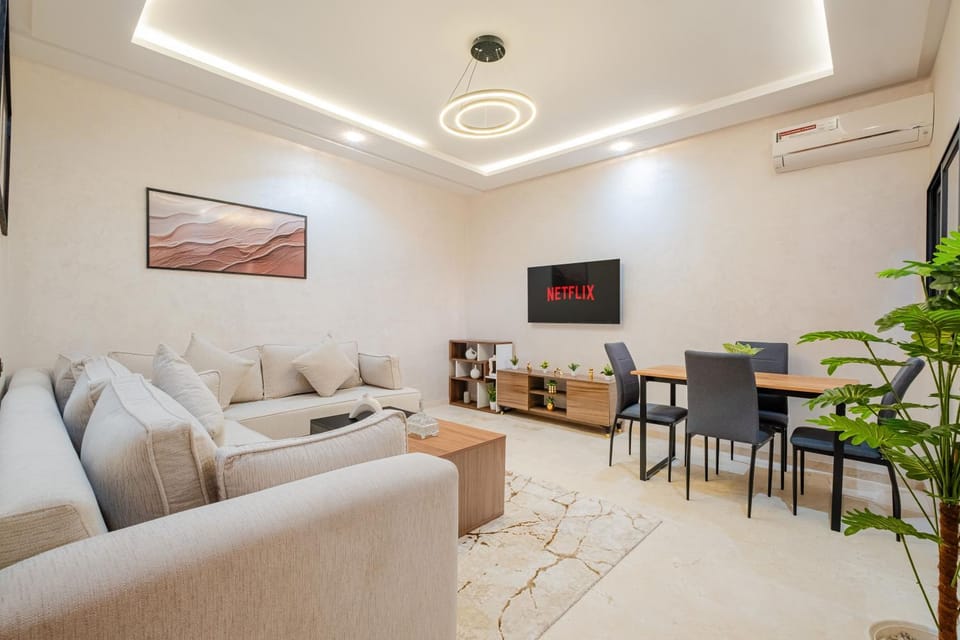 Communal lounge/ TV room, TV and multimedia, Living room, Seating area, Dining area, Evening entertainment, air conditioner