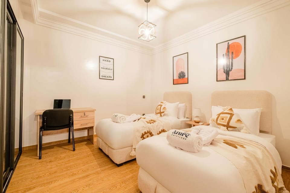 Bed, TV and multimedia, Photo of the whole room, Bedroom, towels