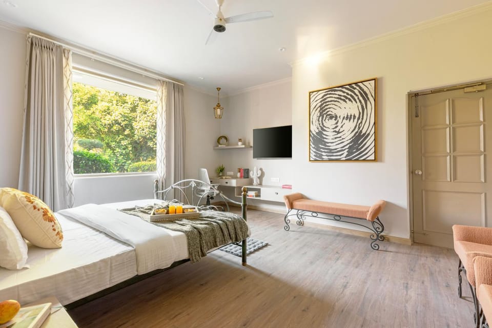 Bed, TV and multimedia, View (from property/room), Photo of the whole room, Seating area, Bedroom