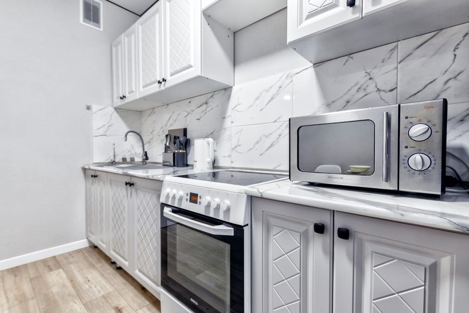 Kitchen or kitchenette, microwave, oven, stove