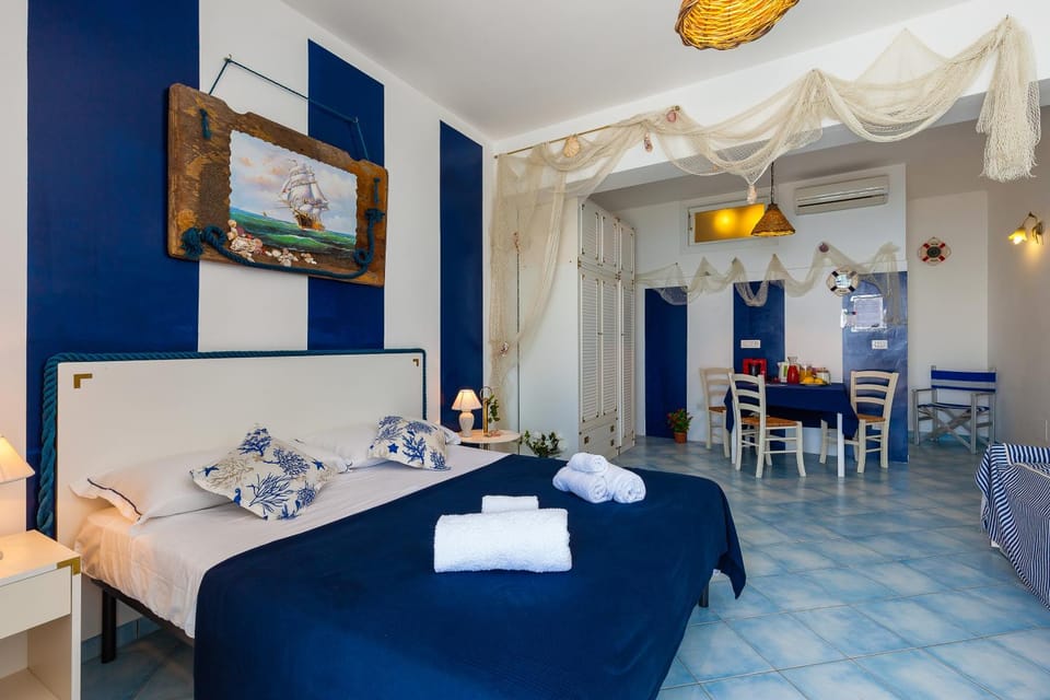 Bed, Living room, Photo of the whole room