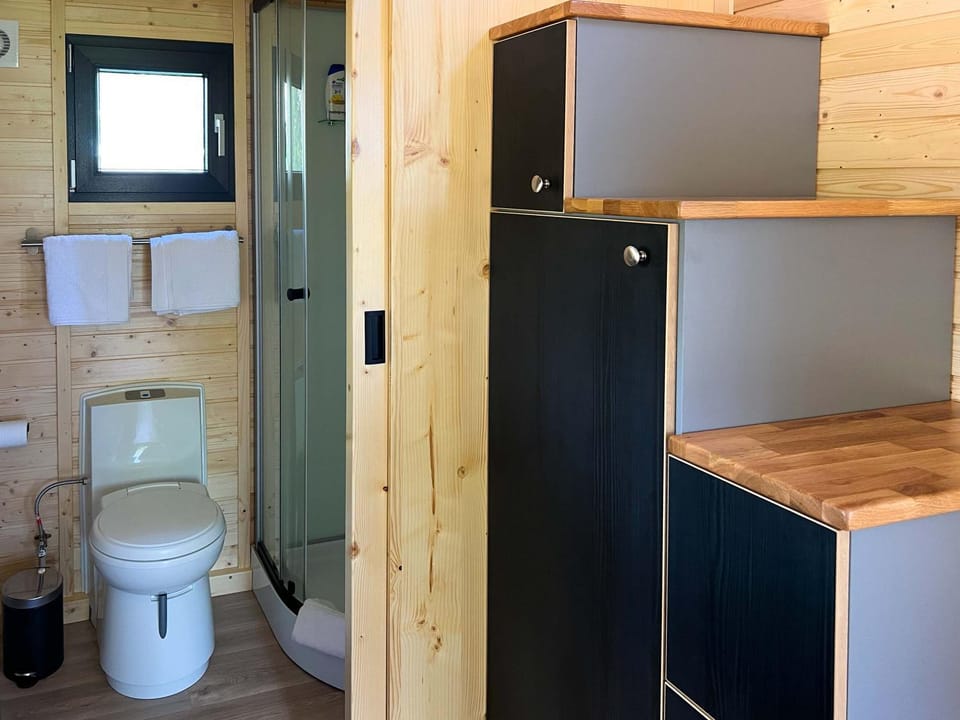 Shower, Toilet