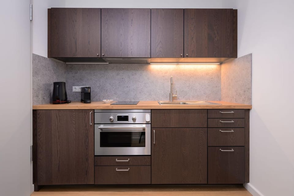 Coffee/tea facilities, Kitchen or kitchenette, oven, stove