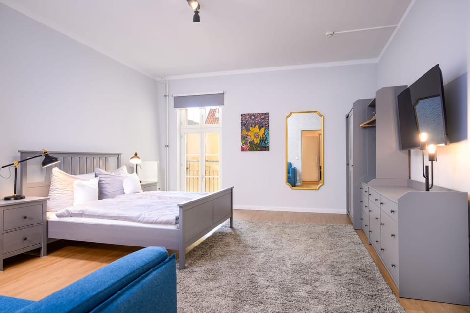 Bed, TV and multimedia, Bedroom, wardrobe