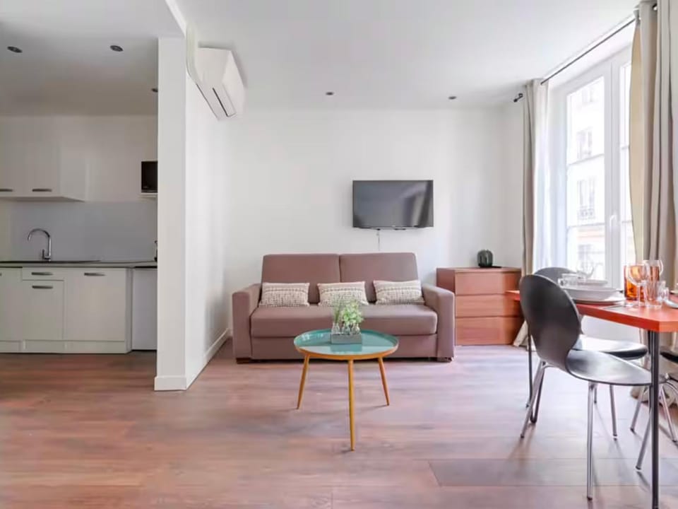 UrbanFlat 203 - Beautiful Studio in the center of Paris Apartment in Paris