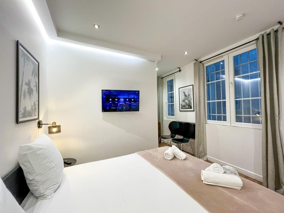 UrbanFlat 207 - Beautiful Studio in the center of Paris Apartment in Paris