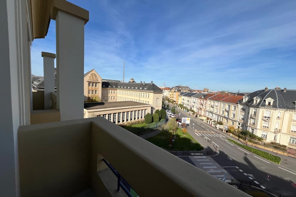 Property building, Day, Neighbourhood, View (from property/room), Balcony/Terrace, City view, Street view, Location