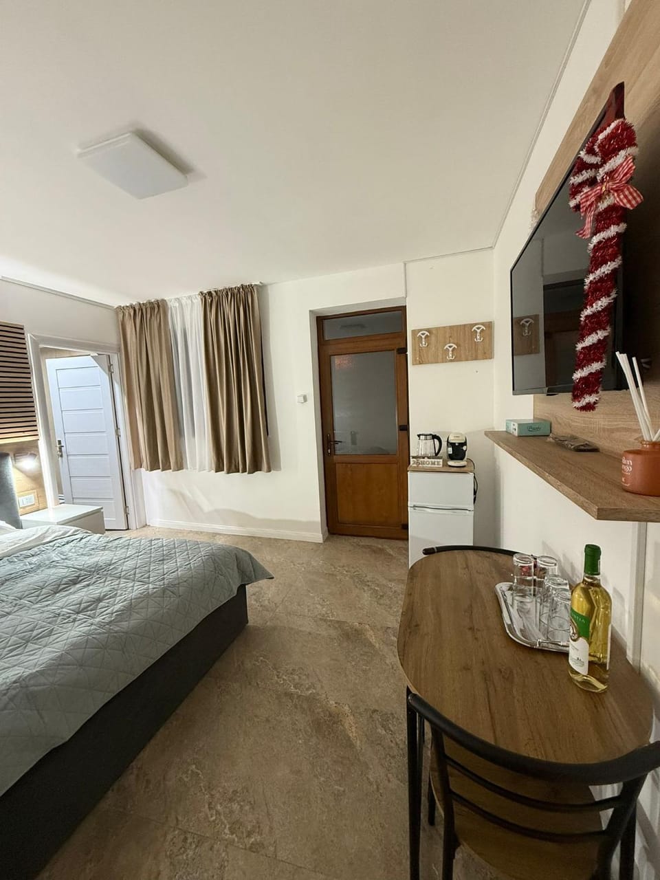 Bed, TV and multimedia, Photo of the whole room, Dining area