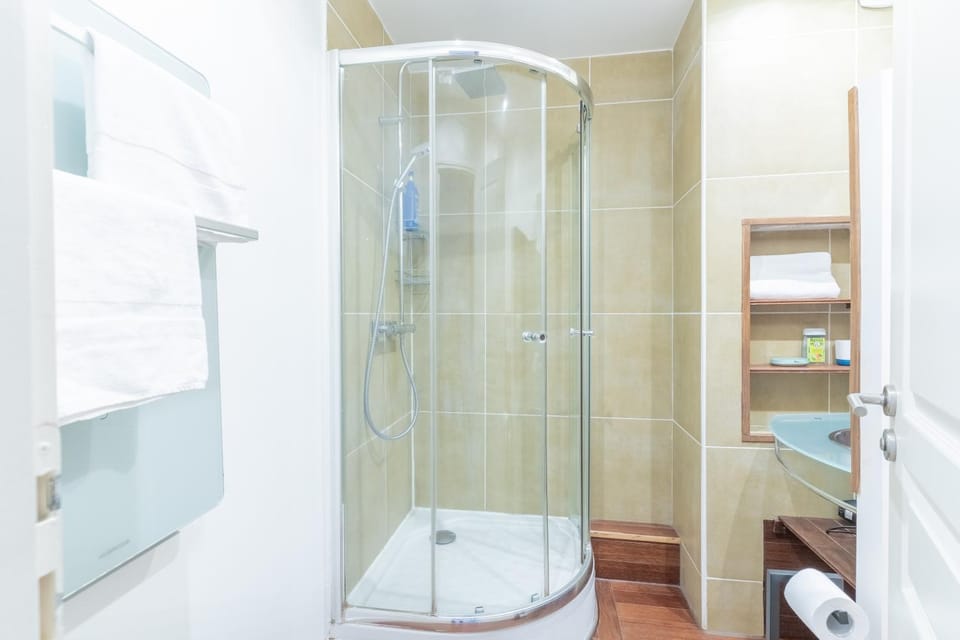 Shower, Toilet, Bathroom, towels