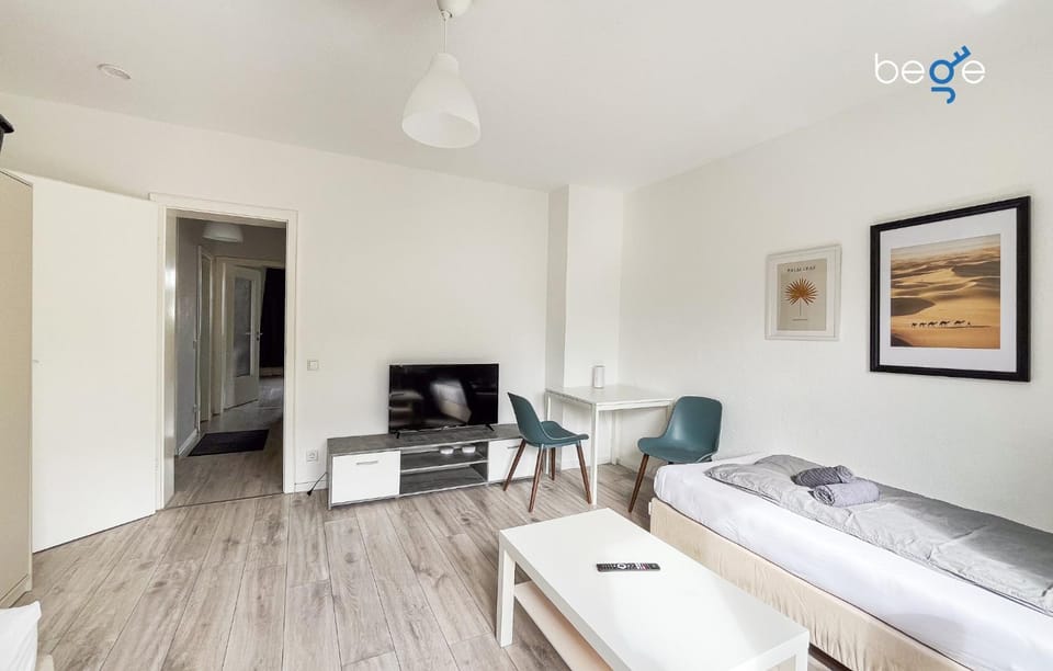 Bed, TV and multimedia, Photo of the whole room, Seating area, Bedroom
