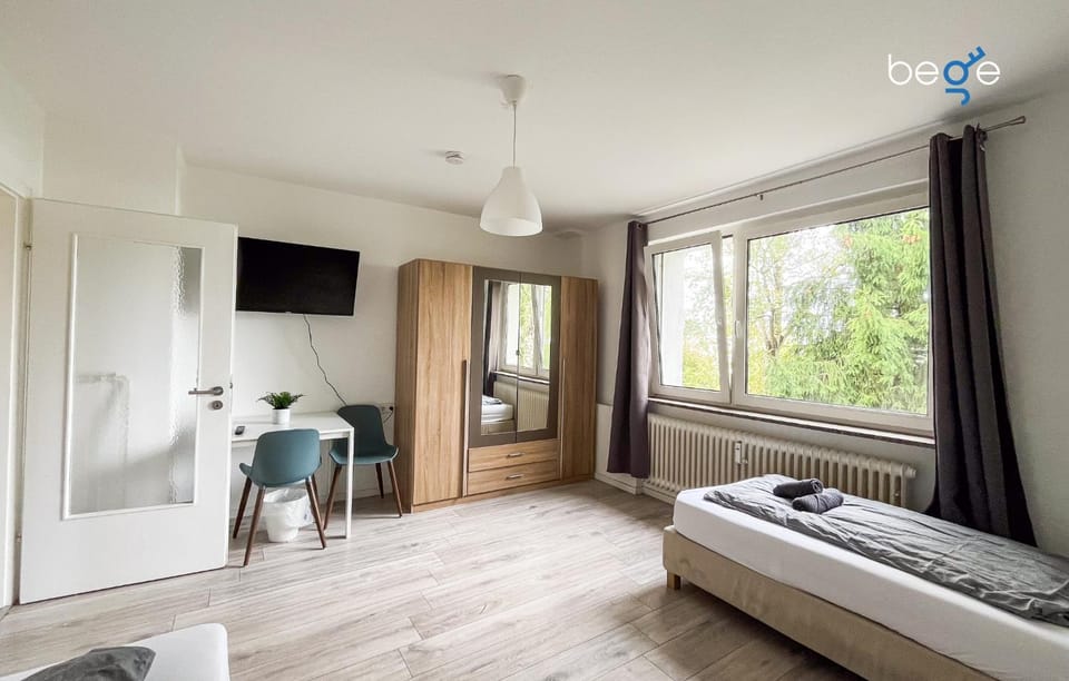Bed, TV and multimedia, Photo of the whole room, Seating area, Bedroom, towels, wardrobe