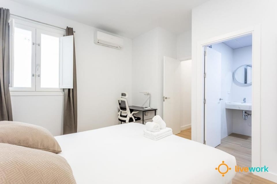 Bed, Bathroom, Photo of the whole room, Seating area, Bedroom, towels, air conditioner