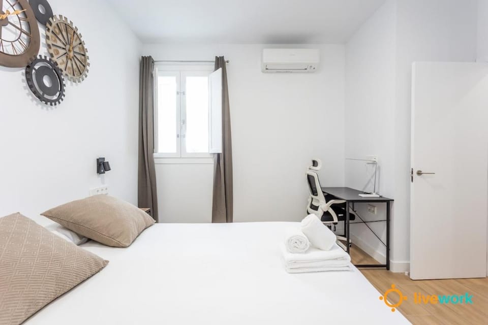 Bed, Photo of the whole room, Seating area, Bedroom, air conditioner