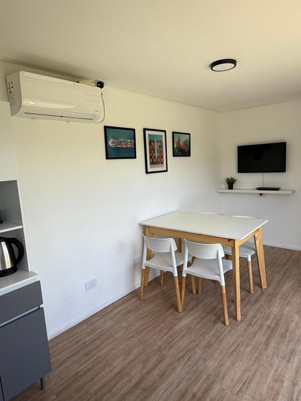 Communal lounge/ TV room, TV and multimedia, Kitchen or kitchenette, Living room, Seating area, Dining area, Evening entertainment, air conditioner