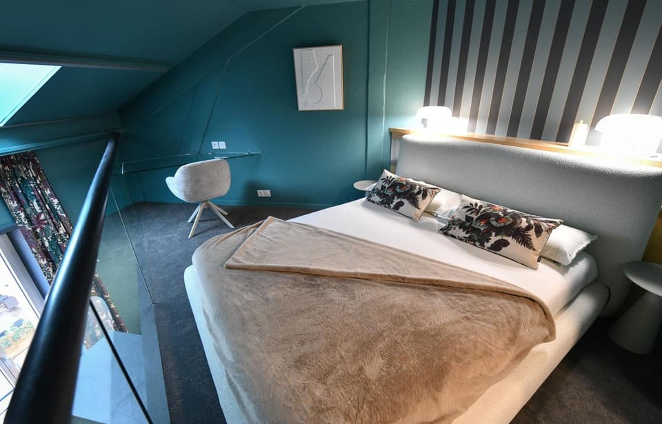Bed, TV and multimedia, Photo of the whole room, Bedroom, towels