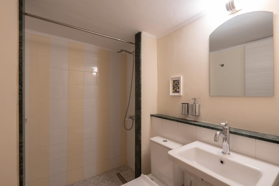 Cozy 1BR Apt near Acropolis & Metro In Koukaki Apartment in Athens