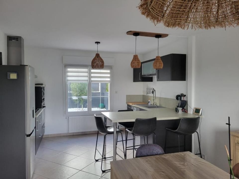 Kitchen or kitchenette, Dining area, stove