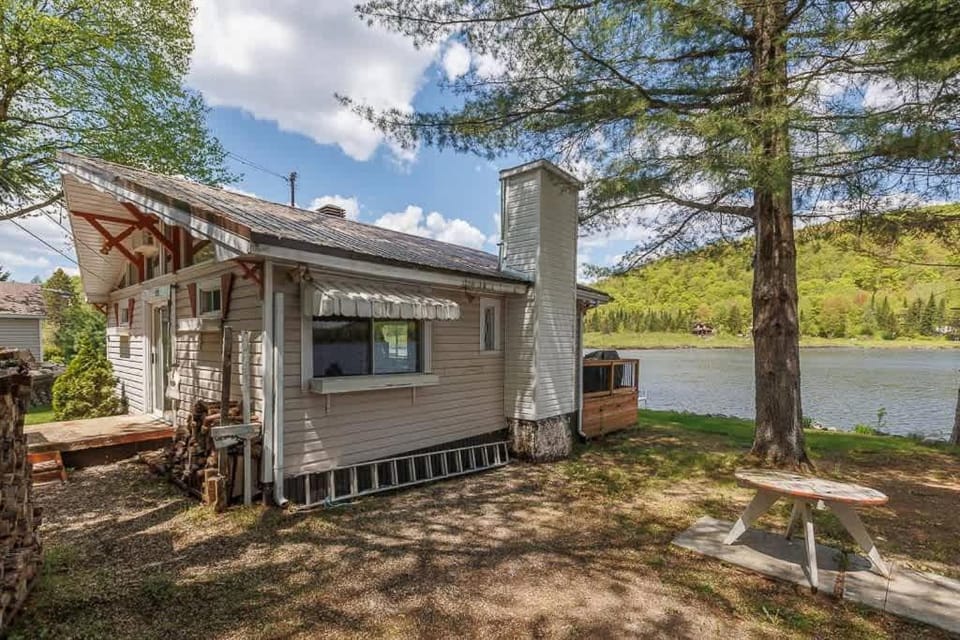 Spa & Lake Access - Chalet Le Ptit Leo Chalet in Quebec