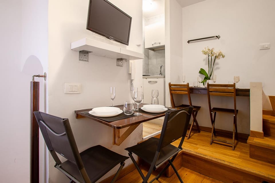 TV and multimedia, Kitchen or kitchenette, Living room, Seating area, Dining area