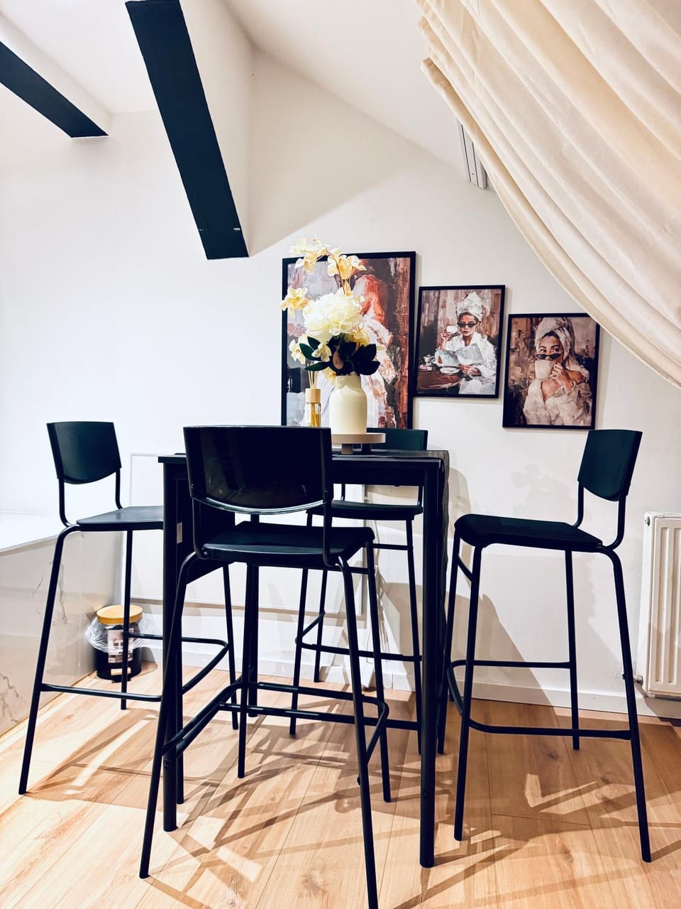 Seating area, Dining area
