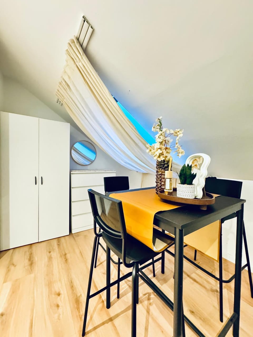 Seating area, Dining area