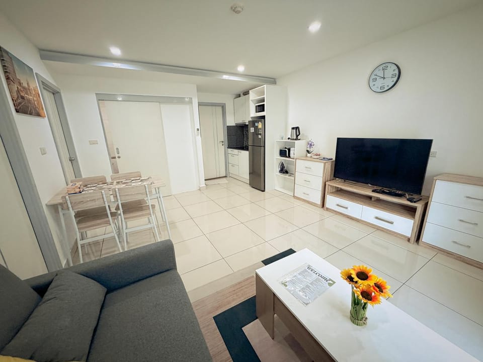 Pattaya Modern 2BR Condo Rooftop Swimming Pool Pratumnak Apartment in Pattaya City