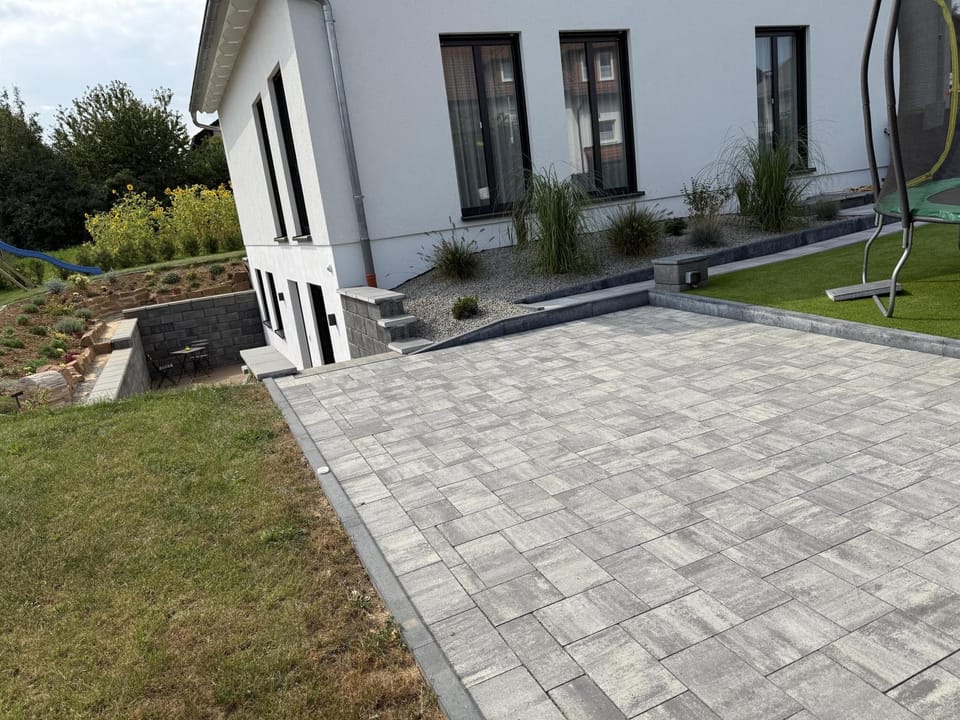 Property building, Garden, Parking
