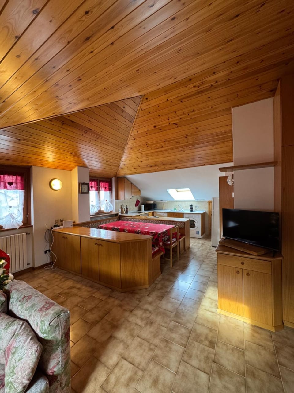 Communal lounge/ TV room, TV and multimedia, Kitchen or kitchenette, Living room, Dining area, Evening entertainment