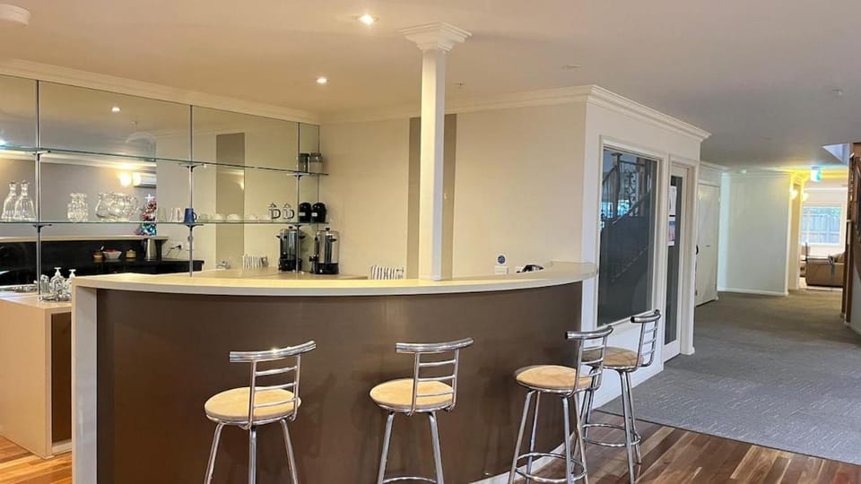 Star on Main with a Pool Apartment in Melbourne