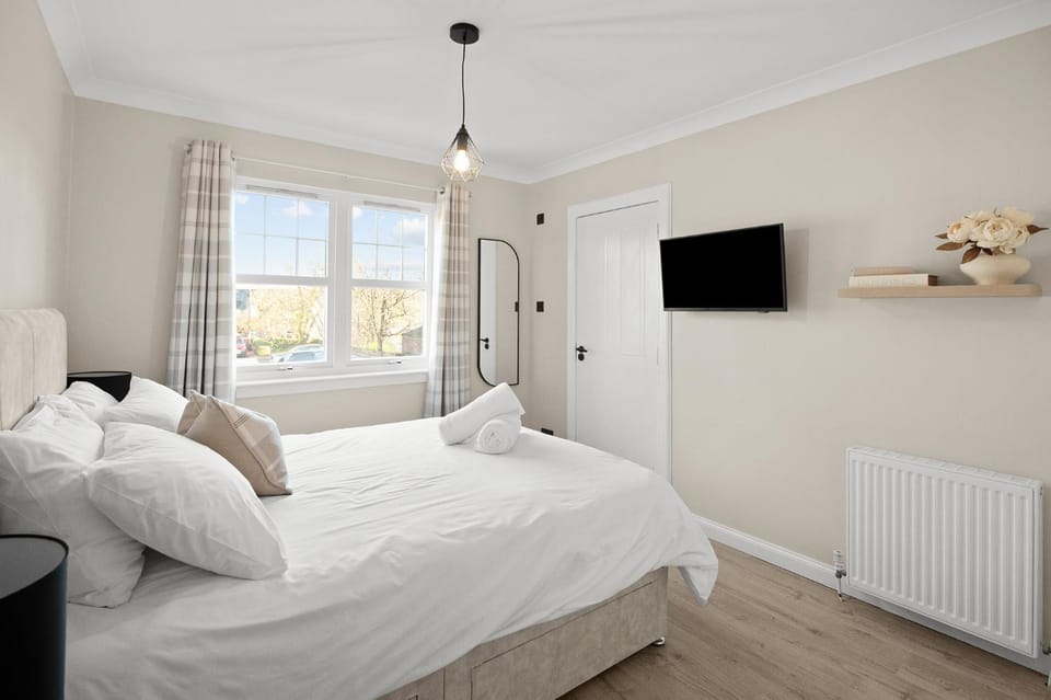 Riverside Rest 2 - Central 2 Bedroom, 2 Bath Apartment - Free Parking Onsite Apartment in Stirling