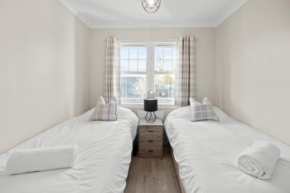 Riverside Rest 2 - Central 2 Bedroom, 2 Bath Apartment - Free Parking Onsite Apartment in Stirling